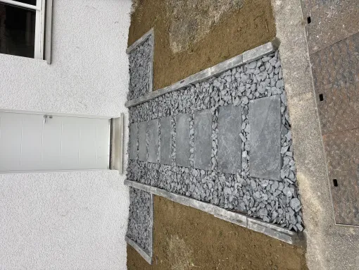 Une allée en bordure ardoise et pas japonais à Carcassonne, Carcassonne, FERRAI Aménagement et Nature