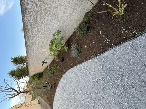 Création de massifs fleuris avec bordures métalliques et espace détente en cailloux décoratifs, Carcassonne, FERRAI Aménagement et Nature