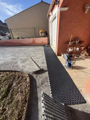 Aménagement paysager avec allée en plaque stabilisatrice à Carcassonne, Carcassonne, FERRAI Aménagement et Nature