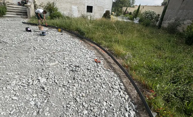 Entreprise pour création de cours et allées avec bordures métalliques et massifs fleuris Bram, Carcassonne, FERRAI Aménagement et Nature