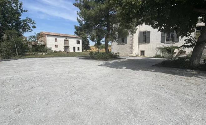 Entreprise pour création de cours et allées avec bordures métalliques et massifs fleuris Bram, Carcassonne, FERRAI Aménagement et Nature