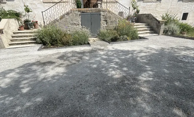 Entreprise pour création de cours et allées avec bordures métalliques et massifs fleuris Bram, Carcassonne, FERRAI Aménagement et Nature