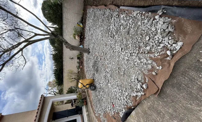 Création de massifs fleuris avec bordures métalliques et espace détente en cailloux décoratifs, Carcassonne, FERRAI Aménagement et Nature