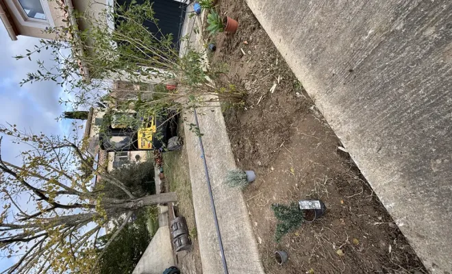 Création de massifs fleuris avec bordures métalliques et espace détente en cailloux décoratifs, Carcassonne, FERRAI Aménagement et Nature