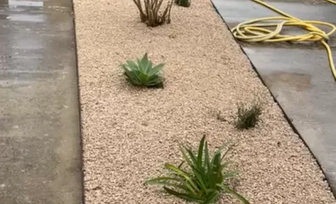 Création de massifs fleuris avec bordures métalliques et espace détente en cailloux décoratifs, Carcassonne, FERRAI Aménagement et Nature