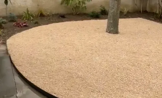 Création de massifs fleuris avec bordures métalliques et espace détente en cailloux décoratifs, Carcassonne, FERRAI Aménagement et Nature